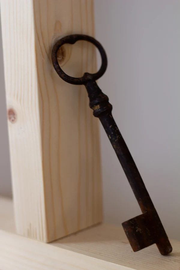 une clé posée sur une étagère
