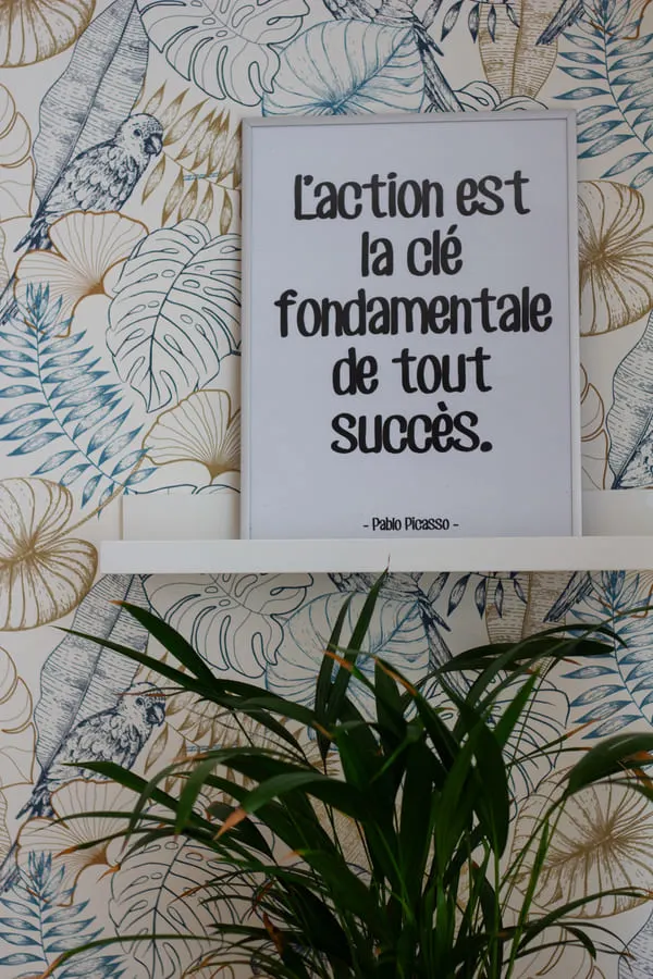 Un tableau incitant à l'action est accroché au mur dans le cabinet de l'hypnothérapeute