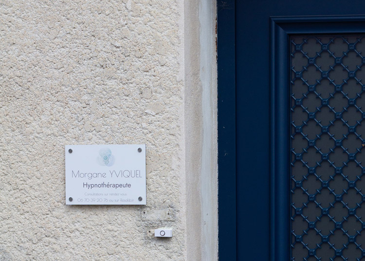 Porte du cabinet de l'hypnothérapeute Morgane Yviquel