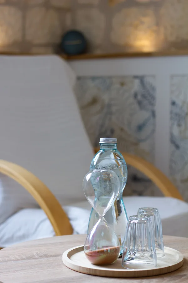 sablier sur une table lors d'une séance d'hypnose contre les douleurs